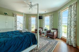 Southern ShoresにあるK2006 Castle in the Sand - Oceanfront, Pool, Hot Tub, Media Room, Elevator, Your Luxury Getawayのベッドルーム1室(ベッド1台、椅子、窓付) +89枚の写真