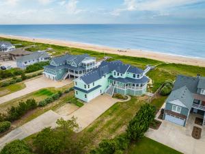 Southern ShoresにあるK2006 Castle in the Sand - Oceanfront, Pool, Hot Tub, Media Room, Elevator, Your Luxury Getawayの家屋と海岸の空中風景