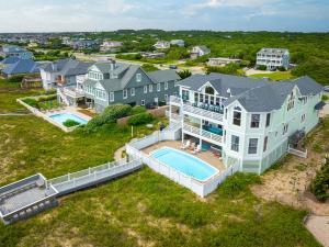 Southern ShoresにあるK2006 Castle in the Sand - Oceanfront, Pool, Hot Tub, Media Room, Elevator, Your Luxury Getawayの大きな家屋(スイミングプール付)の空中ビュー
