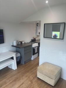 una cocina con estufa y encimera en Shannon - 113, en Leysdown-on-Sea 1 foto más