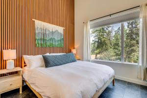 パークシティにあるSki, Hike and Bike Modern Park City Studioのベッドと大きな窓のある寝室