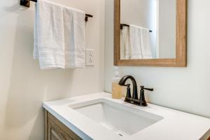 パークシティにあるSki, Hike and Bike Modern Park City Studioの洗面台、鏡、タオルを備えたバスルーム +17枚の写真