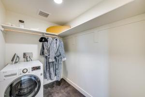 パークシティにあるSki, Hike and Bike Modern Park City Studioの洗濯機と乾燥機を備えたランドリールーム