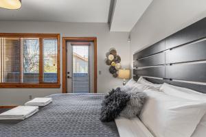 Giường trong phòng chung tại 3 Bedroom Condo by Canadian Rockies Vacation Rentals