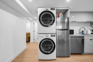 eine Küche mit 2 Waschmaschinen und einem Kühlschrank in der Unterkunft Peaceful 2 Bedroom 2 Baths Airb&b in Shaughnessy in Vancouver