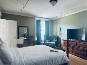 TV a/nebo společenská místnost v ubytování The Revival House