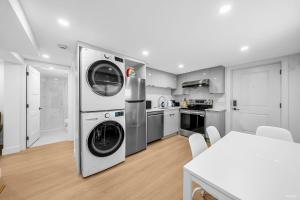 eine Küche mit Waschmaschine und Trockner im Zimmer in der Unterkunft Peaceful 2 Bedroom 2 Baths Airb&b in Shaughnessy in Vancouver