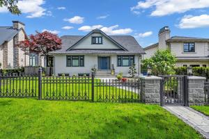 ein Zaun vor einem Haus in der Unterkunft Peaceful 2 Bedroom 2 Baths Airb&b in Shaughnessy in Vancouver