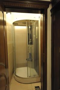 マルディンにあるMardin Apart Otelの浴室のガラス扉付きシャワー +59枚の写真