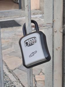 a pay phone is attached to a pole at Verdi House - 2 comode stanze matrimoniali in centro in Savigliano