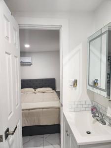 Ένα ή περισσότερα κρεβάτια σε δωμάτιο στο Cozy Tiny private Guesthouse Miami