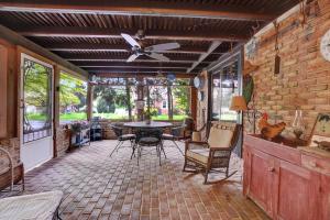 porche cubierto con ventilador de techo y mesa en Spacious Antique Charm Home by Leavetown Vacations, en Columbia