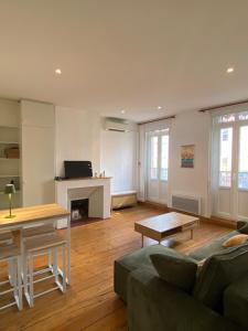 TV a/nebo společenská místnost v ubytování Appartement Toulouse centre T2
