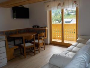 ein Wohnzimmer mit Sofa und Tisch in der Unterkunft Apartment Ivanka Cvetek in Bohinj