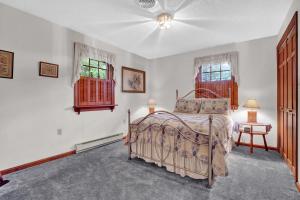 Un dormitorio con una cama y dos ventanas. en Spacious Antique Charm Home by Leavetown Vacations, en Columbia