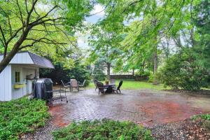 Un patio con una mesa y sillas en un patio. en Spacious Antique Charm Home by Leavetown Vacations, en Columbia