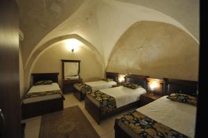 マルディンにあるMardin Apart Otelの屋根裏部屋のある部屋にベッドが3つある寝室