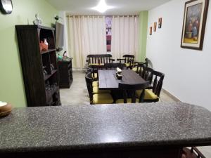 a dining room with a table and chairs at Cómodo apartamento con aire puro y vista panorámica ideal para turistas in Ambato