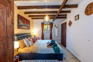 a bedroom with a bed in a room at Casita Surfside in Noord