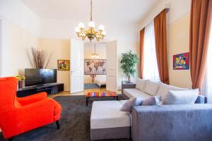 een woonkamer met een bank en een tv bij Elegant & Stylish Apartment city center in Boedapest