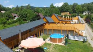 vista sul tetto di un edificio con piscina di Chaty pod Sokolím Hřbetem a Česká Ves