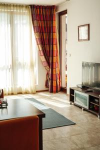 ein Wohnzimmer mit Sofa und Fernseher in der Unterkunft 55 Perla Collective in Nessebar