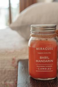 ein Glas Honig auf einem Holztisch in der Unterkunft 55 Perla Collective in Nessebar