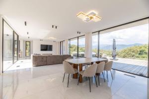 TV a/nebo společenská místnost v ubytování Villa Monte Sereno Pinarellu