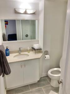 Ένα μπάνιο στο Studio Suite with private Living room at semi-basement +5 φωτογραφίες