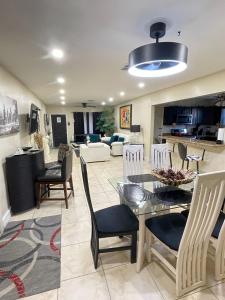 Posezení v ubytování D&B Paradise Near Airport and Beaches