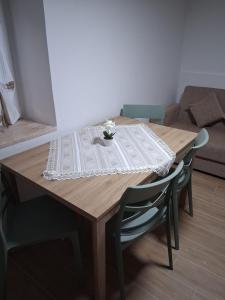 een houten tafel met een witte tafeldoek erop bij A Casa di Lucia - Appartamento Bilocale in Piedimonte San Germano