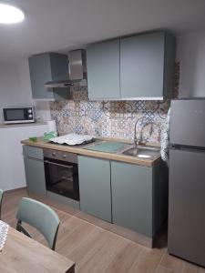 een keuken met een spoelbak en een koelkast bij A Casa di Lucia - Appartamento Bilocale in Piedimonte San Germano +6 foto's