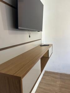 TV a/nebo společenská místnost v ubytování Paraíso das Flores Suíte Confort