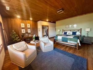 Ένα ή περισσότερα κρεβάτια σε δωμάτιο στο The Dogwood Inn