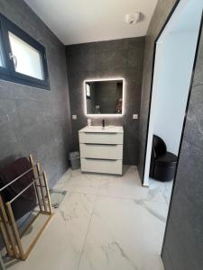 Μια τηλεόραση ή/και κέντρο ψυχαγωγίας στο Chambre silencieuse