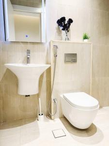 a bathroom with a sink and a toilet at GUEST HOUsE B2 in Qabāʼ