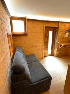 a living room with a couch and a window at Baita Snow Valtellina in Chiesa in Valmalenco