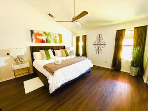 a bedroom with a large bed in a room at Phoenix Home - Oasis by the Hills in Phoenix +19 photos