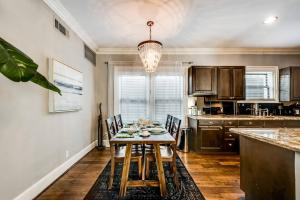 Un comedor con una mesa y sillas en una cocina. en Elegant 1br Retreat On Dallas Swiss Avenue, en Dallas