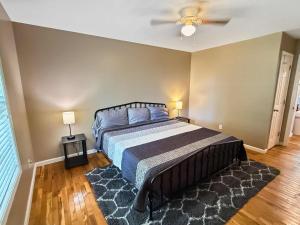 Postel nebo postele na pokoji v ubytování Comfy King Bed Townhouse with Outdoor Sitting Area