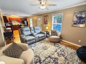 Posezení v ubytování Comfy King Bed Townhouse with Outdoor Sitting Area