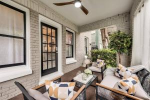 Χώρος καθιστικού στο Bright 1br Condo W Balcony Dallas Extended Stay