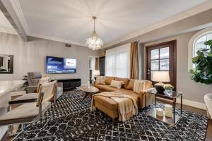 un soggiorno con un divano e una TV di Bright 1BR Condo w Balcony Dallas Extended Stay a Dallas