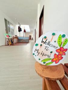 a table with a welcome to my home sign on it at Owl House in Puerto Ayora