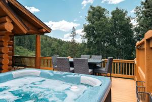 シルバーソーンにあるSki Hike Relax - Log Cabin with Views - Hot tubのホットタブ(テーブル、椅子付)