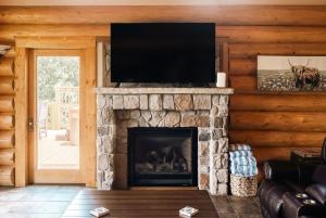 シルバーソーンにあるSki Hike Relax - Log Cabin with Views - Hot tubの石造りの暖炉と薄型テレビのあるリビングルーム +41枚の写真
