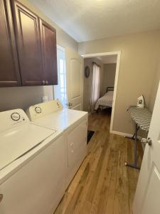 une cuisine avec un comptoir blanc et un évier dans l'établissement Quiet House with Hot Tub, Back Porch & Coffee Area, à Guntersville 10 autres photos