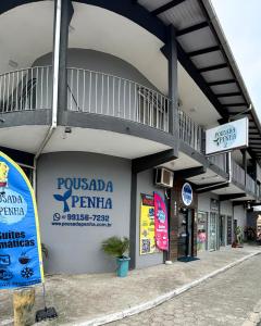 Un edificio con un cartel al costado. en Pousada Penha Beto Carrero, en Penha