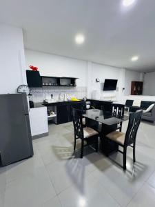 una cucina con un tavolo e sedie in una stanza di Casa Jardín a Tarapoto