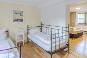 a bedroom with two bunk beds in a room at Naturblick Apartment - Modernes 3-Zimmer mit Privatparkplatz in Neustadt bei Coburg